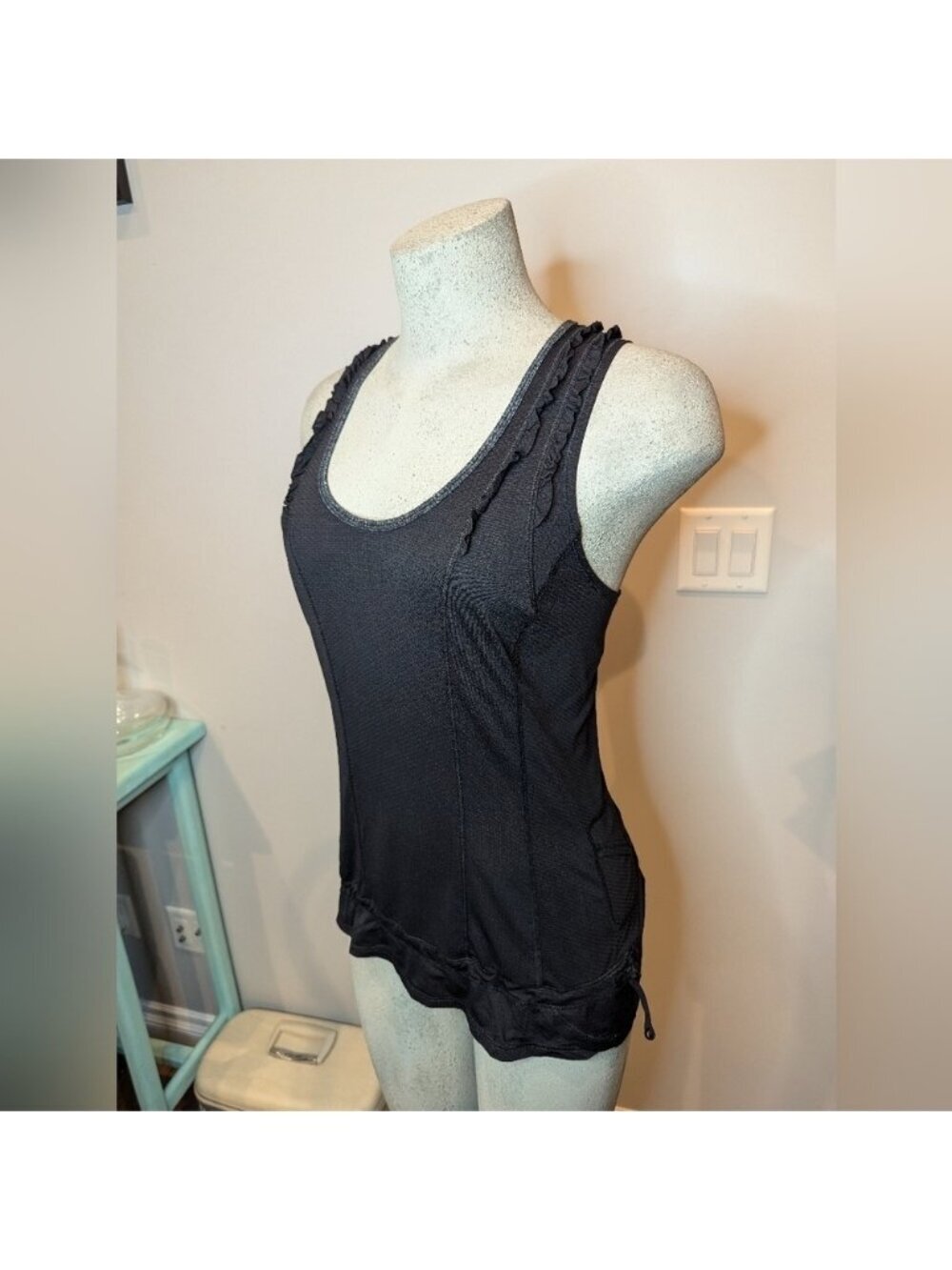 Lululemon Racerback Ruffle singlet top with Pocket & hip Bungee black Size 4